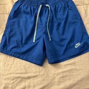 Very good condition Nike Blue Athletic Shorts for men - size M